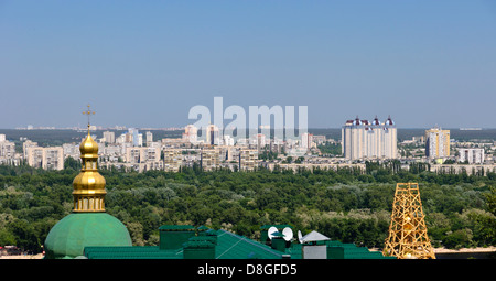 Vista dal monastero di Vydubychi verso Dniprovskyi District, Kiev, Ucraina Foto Stock