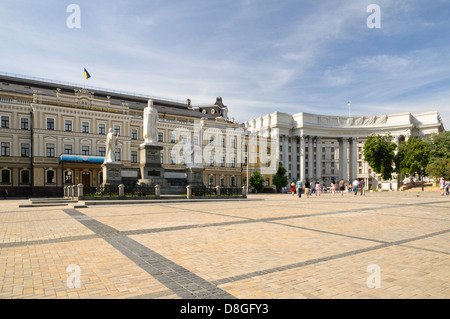 Un monumento alla Principessa Olga alla Piazza Mykhaylivska, Kiev, Ucraina Foto Stock