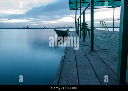 Ormeggio con barche a monte Volga nella luce di sunrise Foto Stock