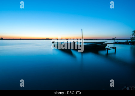 Ormeggio con barche a monte Volga nella luce del tramonto Foto Stock