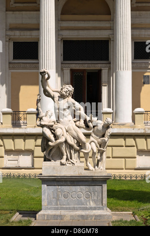 Statua di fronte a Odessa è il museo di archeologia, Ucraina Foto Stock