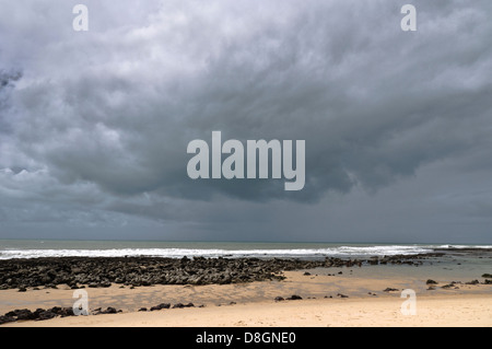 Thundery nuvole di fronte a Praia do Amor, Pipa, Rio Grande do Norte, Brasile Foto Stock