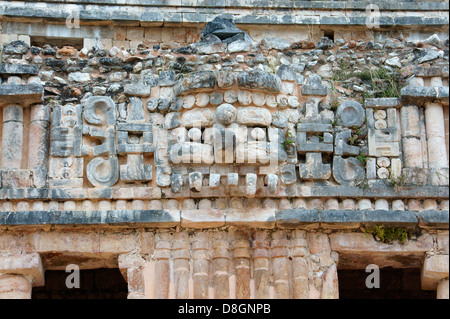 Gigante maschera Chaac sulla facciata del palazzo o El Palacio presso le rovine Maya di Sayil, Yucatan, Messico Foto Stock