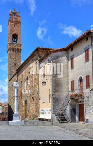 La piazza centrale con la Chiesa nel comune di Montalcino, Siena, Toscana, Italia Foto Stock