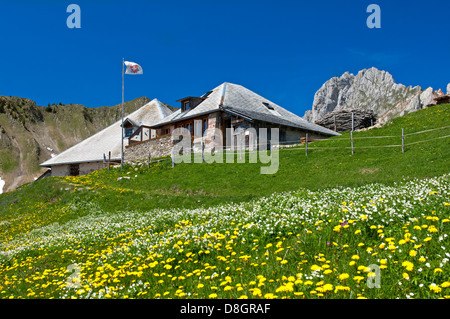 Rifugio di montagna Grubenberghuette del Club Alpino Svizzero, Gastlosen mountain range, Préalpes Fribourgeoises, Svizzera Foto Stock