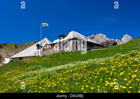 Rifugio di montagna Grubenberghuette del Club Alpino Svizzero, Gastlosen mountain range, Préalpes Fribourgeoises, Svizzera Foto Stock