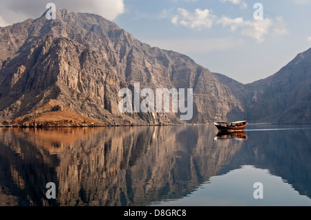 Sambuco tradizionale barca a vela ormeggiata in una baia durante una crociera in Khor Ash Sham fiordo, Musandam, Sultanato di Oman Foto Stock