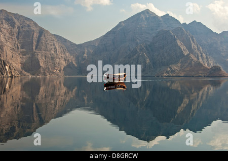 Sambuco tradizionale barca a vela ormeggiata in una baia durante una crociera in Khor Ash Sham fiordo, Musandam, Sultanato di Oman Foto Stock