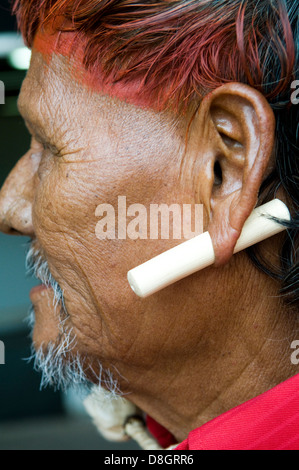 Un indigeni brasiliani uomo che indossa un orecchino tradizionali. Foto Stock