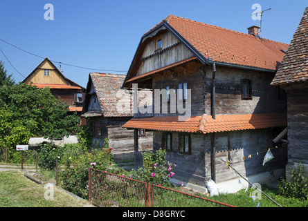 Kroatien, Lonjsko polje Natur Reservat; traditionelles Holzhaus, Naturpark Lonjsko polje Foto Stock