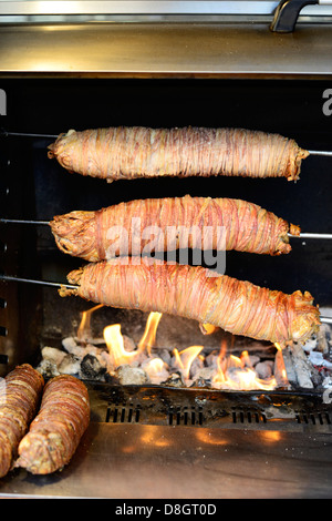 I Kokoretsi o kokoreç è un piatto dei Balcani e dell'Anatolia costituito prevalentemente di agnello o capretto intestini alla griglia su un gruppo. Foto Stock