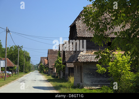 Croazia, Lonjsko polje Riserva Naturale, tradizionale casa in legno, Lonjsko polje, Kroatien, Lonjsko polje Natur Reservat; Foto Stock