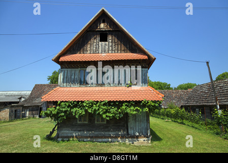 Kroatien, Lonjsko polje Natur Reservat; traditionelles Holzhaus, Naturpark Lonjsko polje Foto Stock