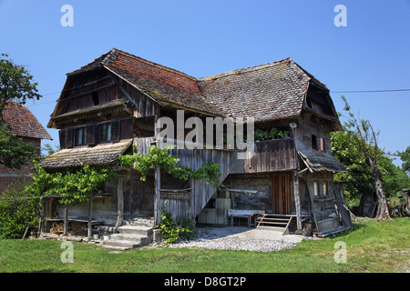 Kroatien, Lonjsko polje Natur Reservat; traditionelles Holzhaus, Naturpark Lonjsko polje Foto Stock