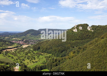 Germania, Baden-Württemberg, altopiano Swabian Alb; vista la capanna di Hindenburg si affaccia Neidlingen & Reußenstein rovine del castello, Foto Stock