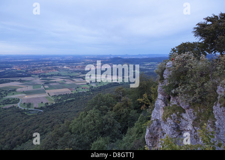 Germania, Baden-Württemberg, altopiano Swabian Alb; vista da Breitenstein, guardare il teck castle, tardo pomeriggio sky Foto Stock