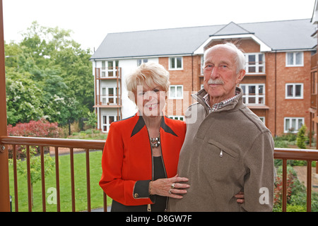 Gloria Hunniford visite Crown Meadow Court come il suo ruolo come salute ambasciatore della lotteria e pone con Donald plummer sul suo balcone Foto Stock