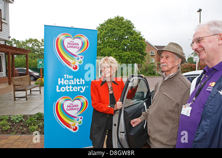 Gloria Hunniford visite Crown Meadow Court come il suo ruolo come salute ambasciatore della lotteria Foto Stock