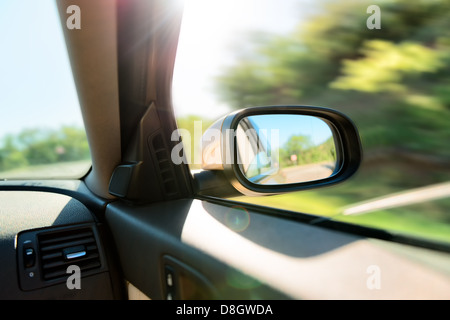 Sparare nel retrovisore della macchina . Foto Stock