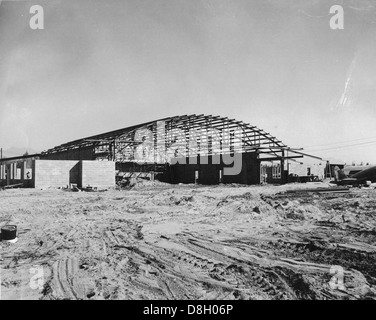 Questa immagine mostra la costruzione di un hangar a Lake Hood, una delle basi idrovolanti più trafficate del mondo. La foto cattura le prime fasi dello sviluppo della struttura. Foto Stock