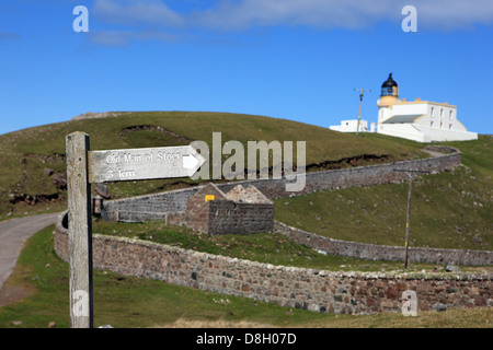 Segno per il percorso per il vecchio uomo di Stoer a Stoer Head Lighthouse in Sutherlands nelle Highlands della Scozia Foto Stock