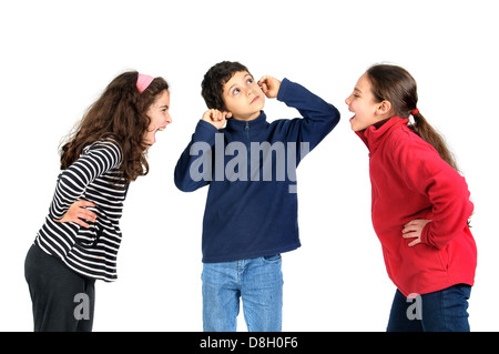 Le ragazze urlando a un ragazzo, che copre le sue orecchie con le dita Foto Stock