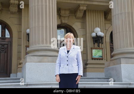 Il Nord Rhine-Westphalian Premier Hannelore Kraft sorge di fronte al palazzo del parlamento della provincia canadese di Alberta in Edmonton, Canada, 28 maggio 2013. La città nel nord della provincia è stata la seconda tappa del tour nord americano del Primo Ministro. Foto: CHRIS MELZER Foto Stock