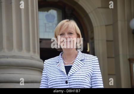 Il Nord Rhine-Westphalian Premier Hannelore Kraft sorge di fronte al palazzo del parlamento della provincia canadese di Alberta in Edmonton, Canada, 28 maggio 2013. La città nel nord della provincia è stata la seconda tappa del tour nord americano del Primo Ministro. Foto: CHRIS MELZER Foto Stock