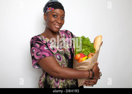Donna che mantiene Borsa marrone di generi alimentari Foto Stock