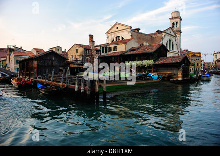 Tradizionale workshop in gondola a Venezia, Italia. Foto Stock