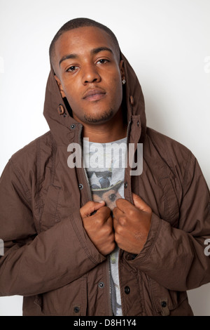Nero maschio Casual in giacca con cappuccio Foto Stock