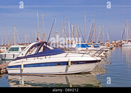 Barche ormeggiate nel porto di Denia Spagna Foto Stock