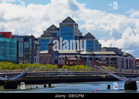 Dublino dello skyline della città che mostra il Cuore Immacolato di Maria la Chiesa offuscato dal Gruppo Ulster Bank HQ su Georges Quay Foto Stock