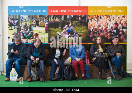 Ai visitatori di rilassarsi sul banco di lavoro tra gli eventi presso il Telegraph Hay Festival 2013 Hay on Wye Powys Wales UK Foto Stock