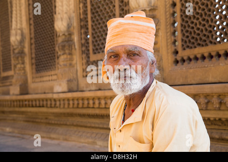 Uomo musulmano presso la tomba di Tansen, Gwalior, Madhya Pradesh, India Foto Stock