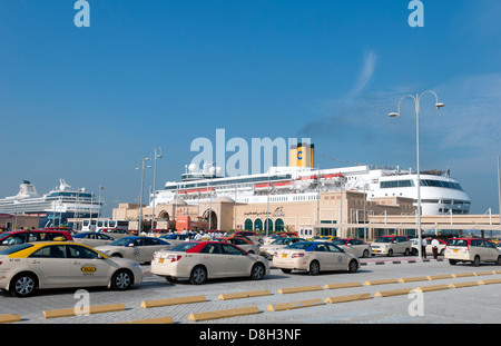 Cruise Terminal di Port Rashid di Dubai negli Emirati Arabi Uniti con i taxi e nuove navi in Emirati Arabi Uniti Foto Stock