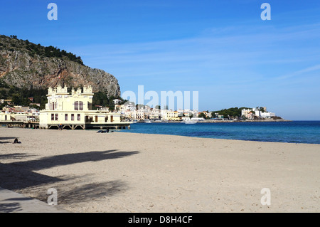 Spiaggia di Mondello della città di Palermo in Sicilia Foto Stock