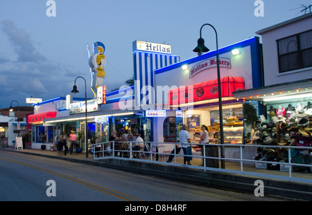 Tarpon Springs Florida strada principale denominata Dodecaneso Boulevard di notte con i turisti e il famoso ristorante Hellas e il panificio Foto Stock