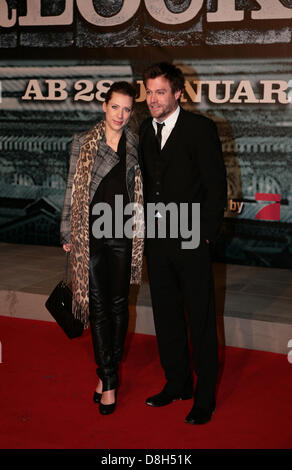 Ken Duken e moglie Marisa presso il tedesco premiere di 'SSherlock Holmes' nelle Sale del Cinestar di Berlino. Foto Stock