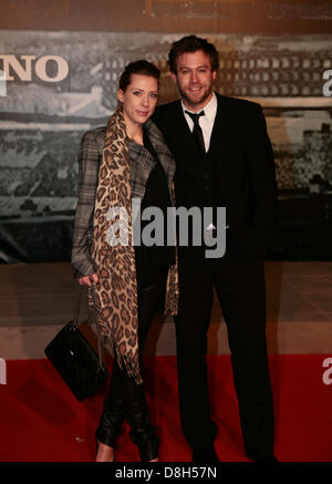 Ken Duken e moglie Marisa presso il tedesco premiere di 'SSherlock Holmes' nelle Sale del Cinestar di Berlino. Foto Stock