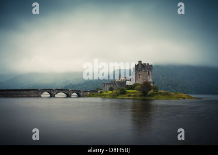 Eilean Donan Castle in serata, Highlands, Scotland, Regno Unito Foto Stock