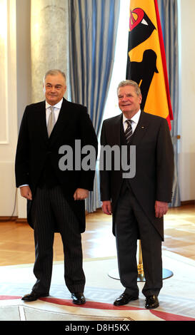 Il Presidente tedesco Joachim Gauck (R) riceve il nuovo ambasciatore greco in Germania Panayotis Zografos a Bellevue a Berlino, Germania, 29 maggio 2013. Foto: WOLFGANG KUMM Foto Stock