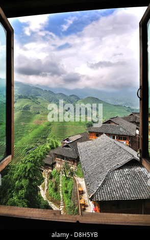 Vista da un villaggio sulla collina presso il Dragon's Backbone terrazze di riso, provincia di Guangxi, Cina Foto Stock