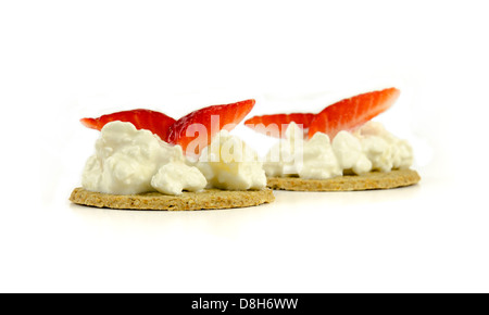 Una sana cottage cheese su oatcakes con fragole fresche. Foto Stock