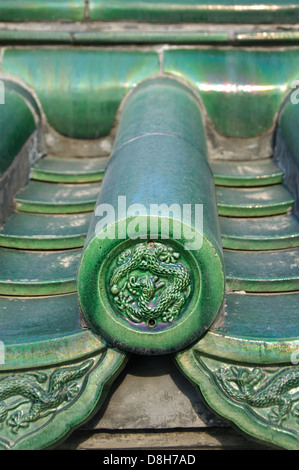 Dragon design sul tetto verde piastrelle presso il Tempio del Cielo a Pechino, Cina Foto Stock