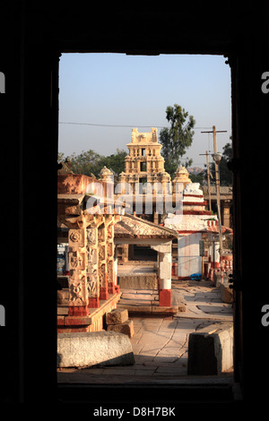 Mandapas in un tempio complesso in Hampi, Karnataka, India Foto Stock