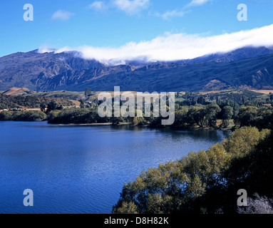 Panorama del Lago di Hayes verso le montagne, vicino a Arrowtown, Regione di Otago, South Island, in Nuova Zelanda. Foto Stock