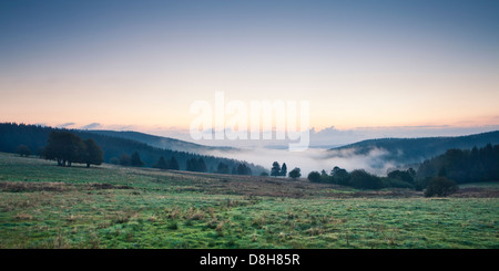 Vista nella valle di mattina, Neuhaus am Rennweg, Sonneberg, Foresta Turingia, Turingia, Germania Foto Stock