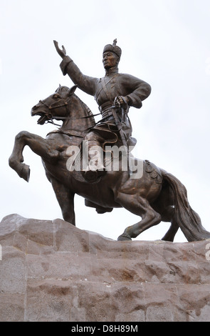 Statua di mongola eroe rivoluzionario Damdin Sükhbaatar, in Piazza Sukhbaatar, Ulaanbaatar, in Mongolia Foto Stock