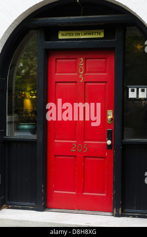 Savannah in Georgia meridionale della città in prossimità della porta rossa su Charlton Street nel quartiere storico downtown a Lafayette Square Foto Stock